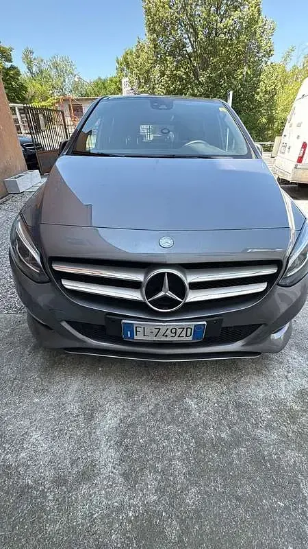 Usata Mercedes B180 116 CV (85 kW) 2017 Grigio Utilitaria