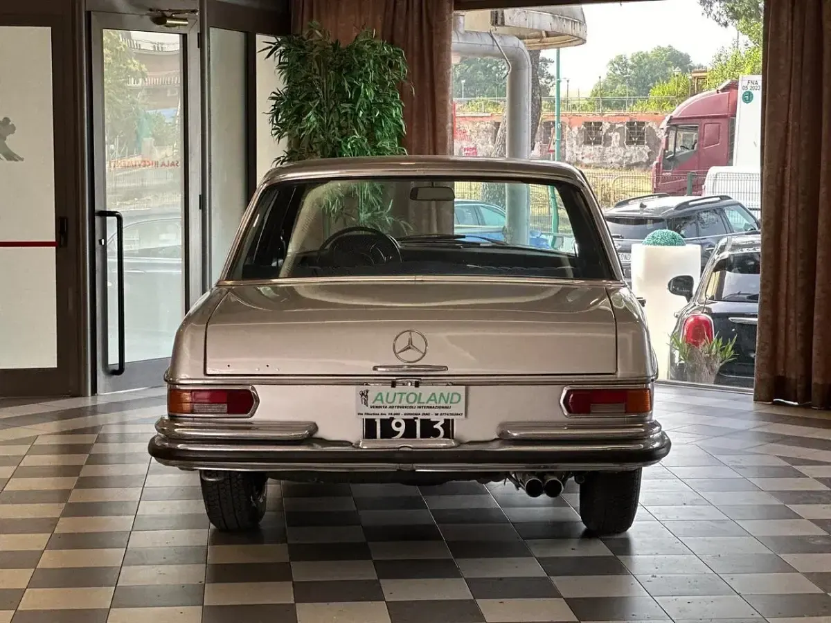 Usata Mercedes 280 155 CV (114 kW) 1970 Grigio metallizzato Berlina