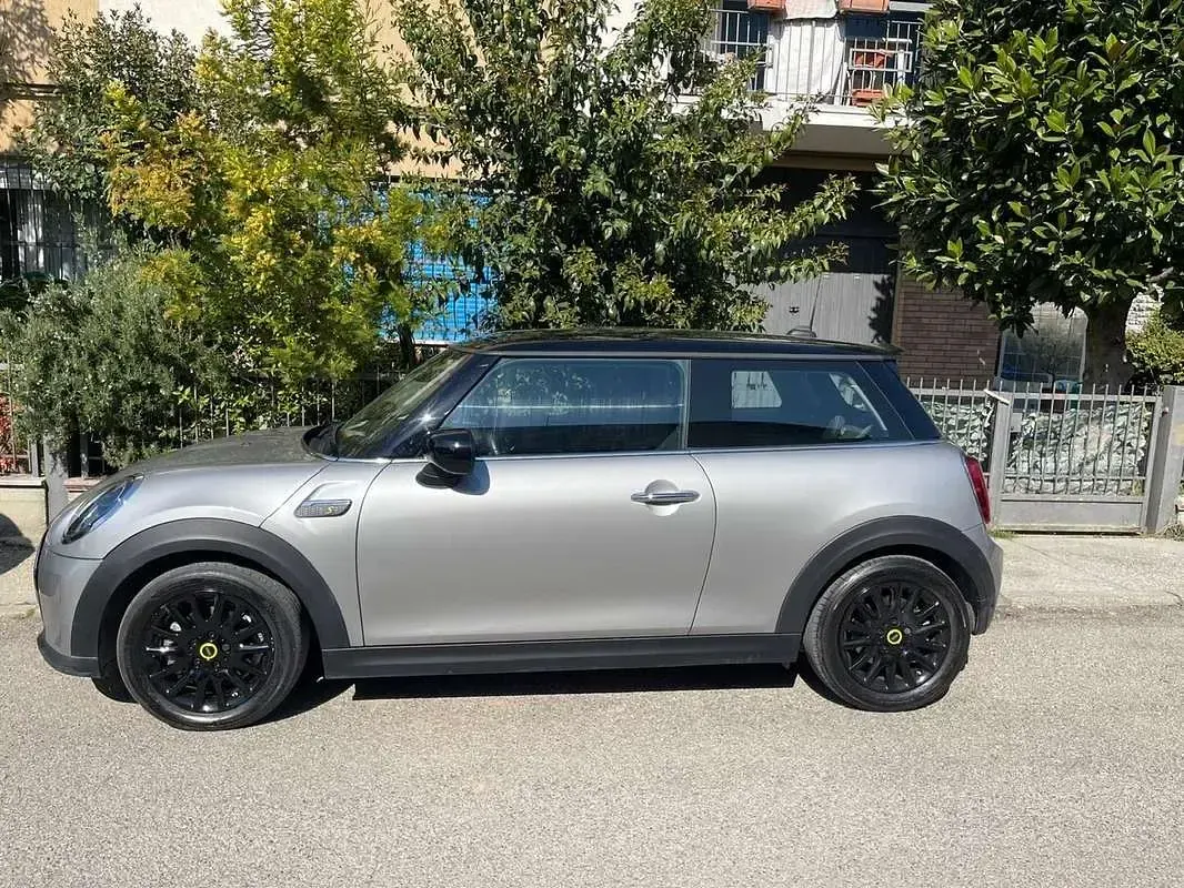 Usata Mini Cooper SE Classic 75 kW (102 CV) 2023 Argento Utilitaria