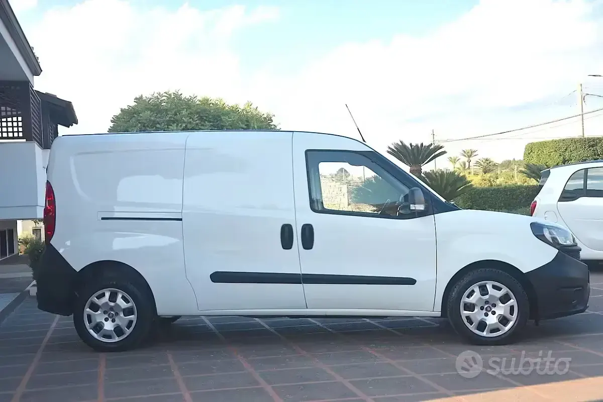 Usata Fiat Doblò Lounge 105 CV (77 kW) 2021 Bianco Monovolume