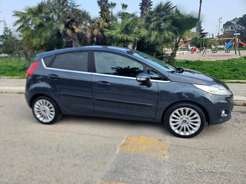 Usata Ford Fiesta Titanium 70 CV (51 kW) 2012 Grigio Utilitaria
