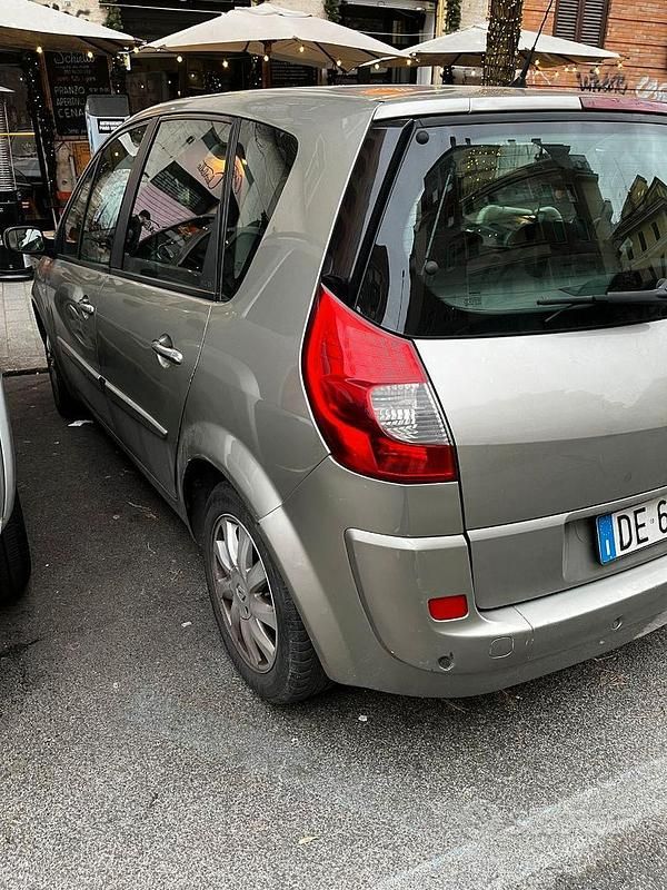 Usata Renault Scénic II Dynamique 106 CV (77 kW) 2006 Grigio Monovolume