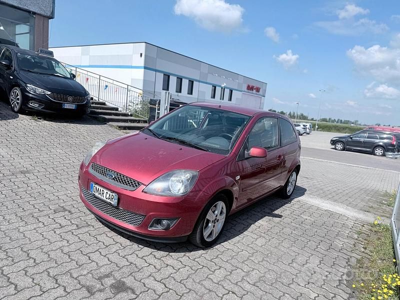 Usata Ford Fiesta 75 CV (55 kW) 2008 Rosso Utilitaria