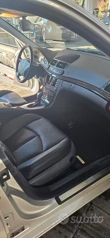 Usata Mercedes E240 Avantgarde 177 CV (130 kW) 2003 Grigio Berlina