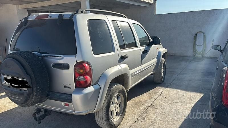Usata Jeep Cherokee 143 CV (105 kW) 2004 SUV