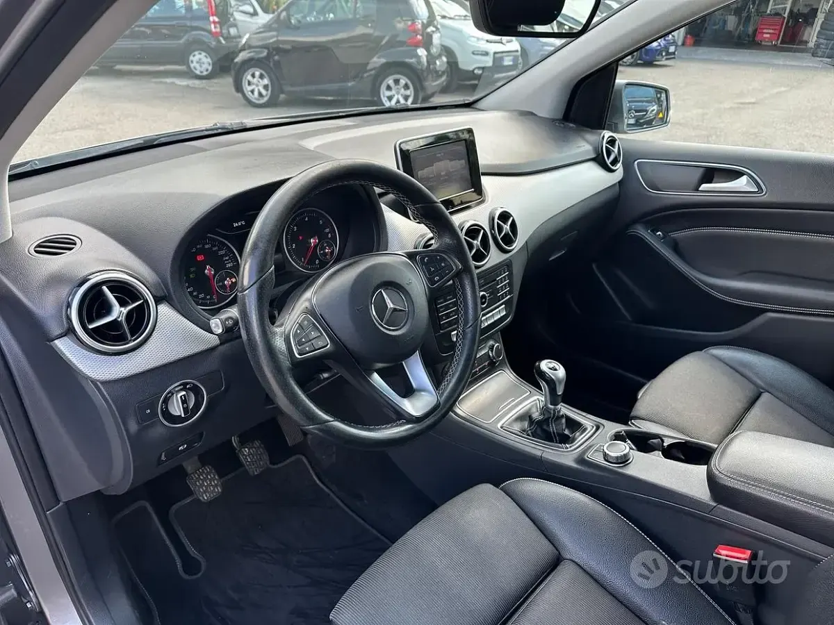 Usata Mercedes B180 Premium 109 CV (80 kW) 2017 Grigio Utilitaria