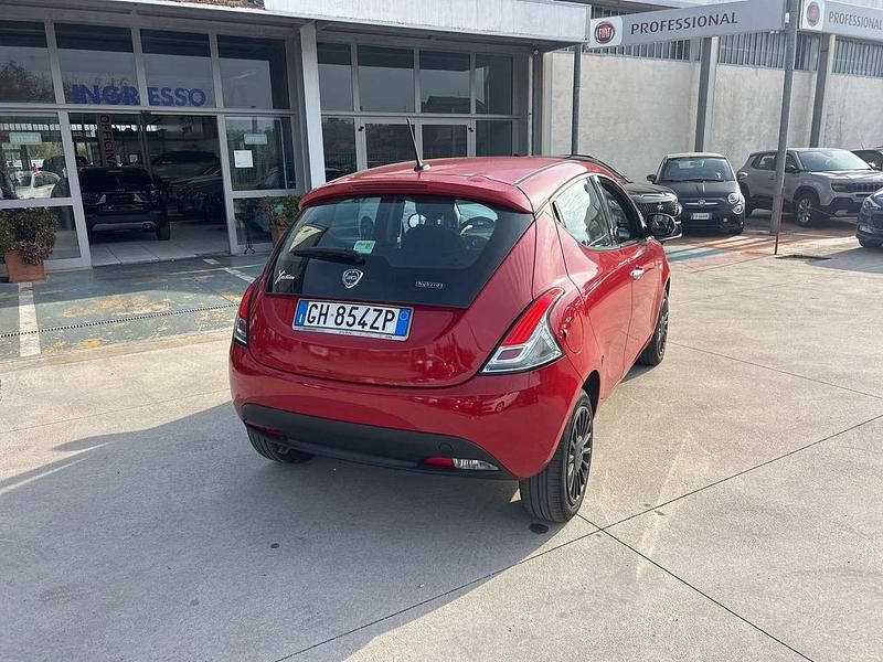 Usata Lancia Ypsilon Silver 70 CV (51 kW) 2022 Rosso Utilitaria