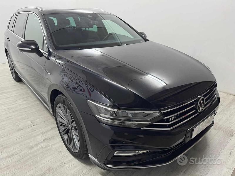 Usata VW Passat R-line 122 CV (89 kW) 2021 Nero Station wagon