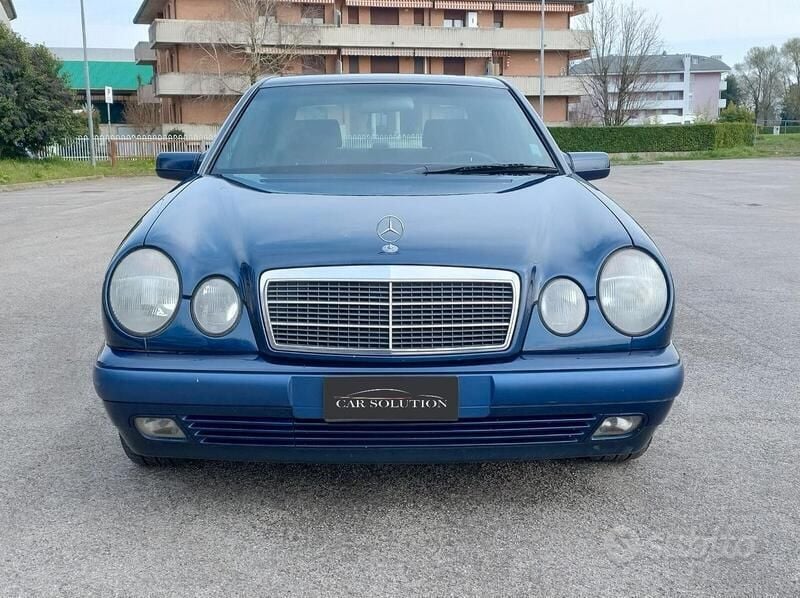 Usata Mercedes E200 Classic 186 CV (136 kW) 1997 Blu Berlina