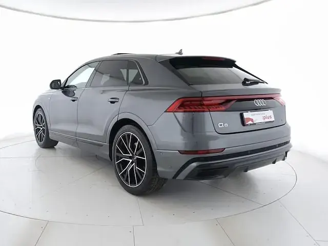 Usata Audi Q8 Sport 286 CV (210 kW) 2022 Grigio daytona perlato SUV