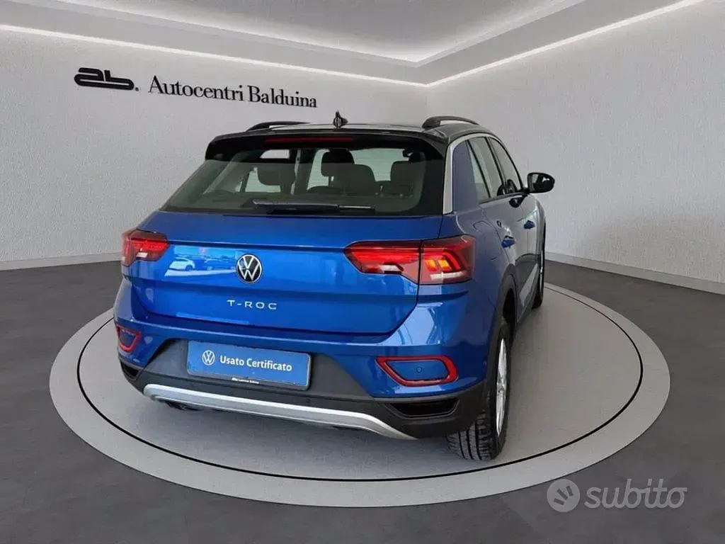 Usata VW T-Roc Life 110 CV (80 kW) 2023 Blu ravenna met /tetto nero SUV