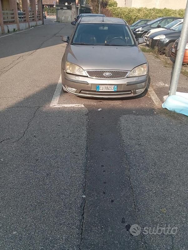 Grigio Usata 2004 Ford Mondeo Tre volumi | 500 € (Ottimo prezzo) - Immagine 1/3