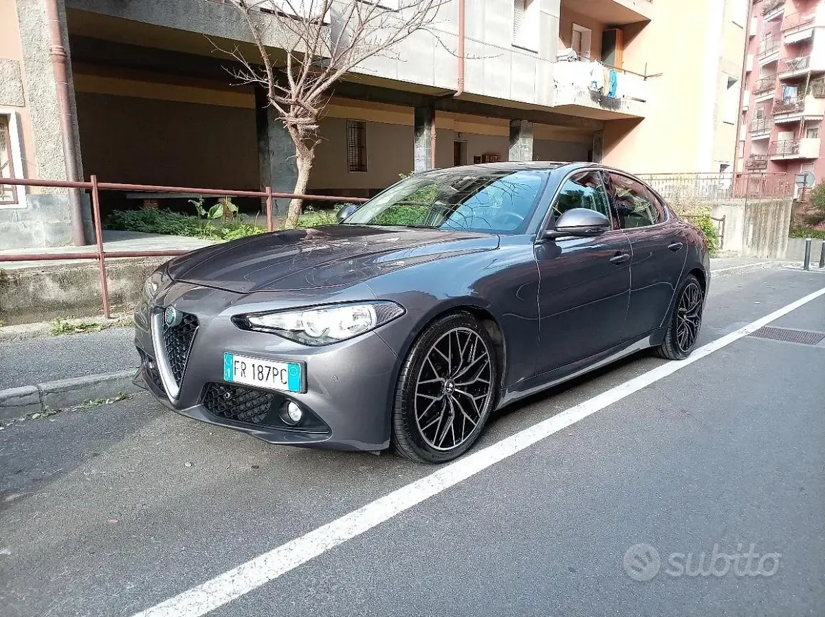 Usata Alfa Romeo Giulia 180 CV (132 kW) 2018 Grigio Berlina