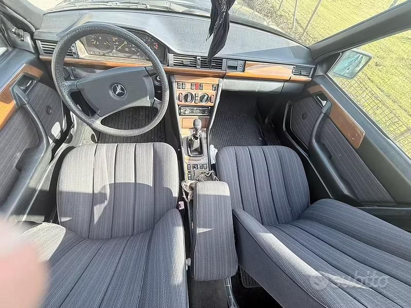 Usata Mercedes 200 122 CV (89 kW) 1989 Grigio Berlina