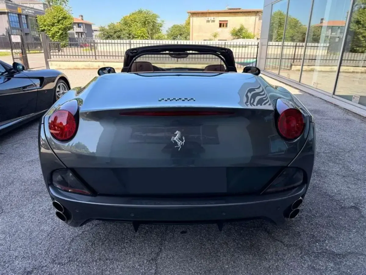 Usata Ferrari California 489 CV (359 kW) 2013 Antracite Cabrio