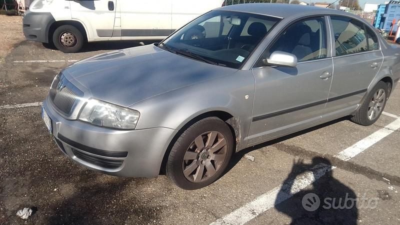 Usata 2005 Skoda Superb Tre volumi | 2500 € - Immagine 1/4