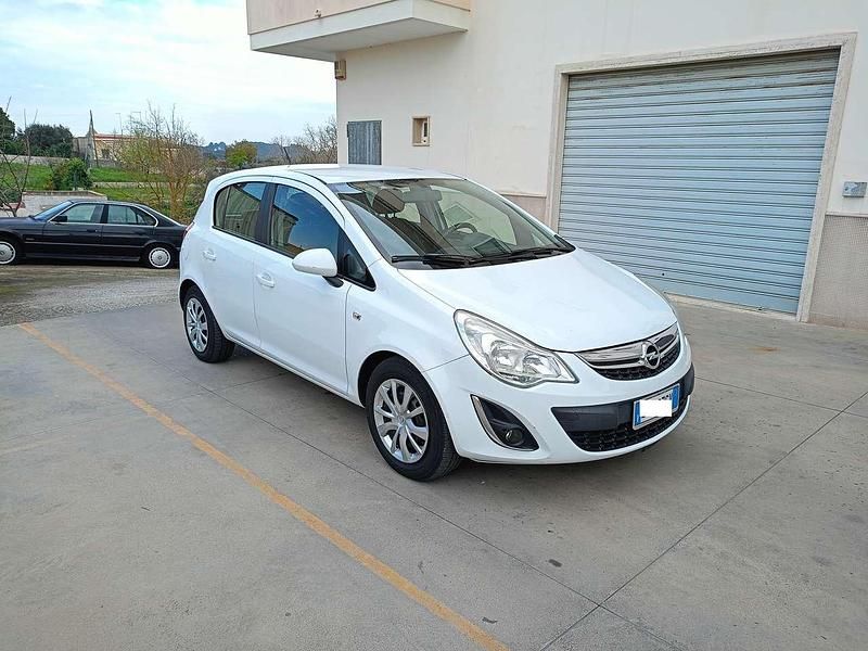 Usata Opel Corsa Edition 86 CV (63 kW) 2012 Bianco Utilitaria