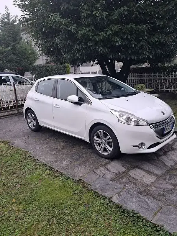 Usata Peugeot 208 Allure 82 CV (60 kW) 2013 Bianco Utilitaria