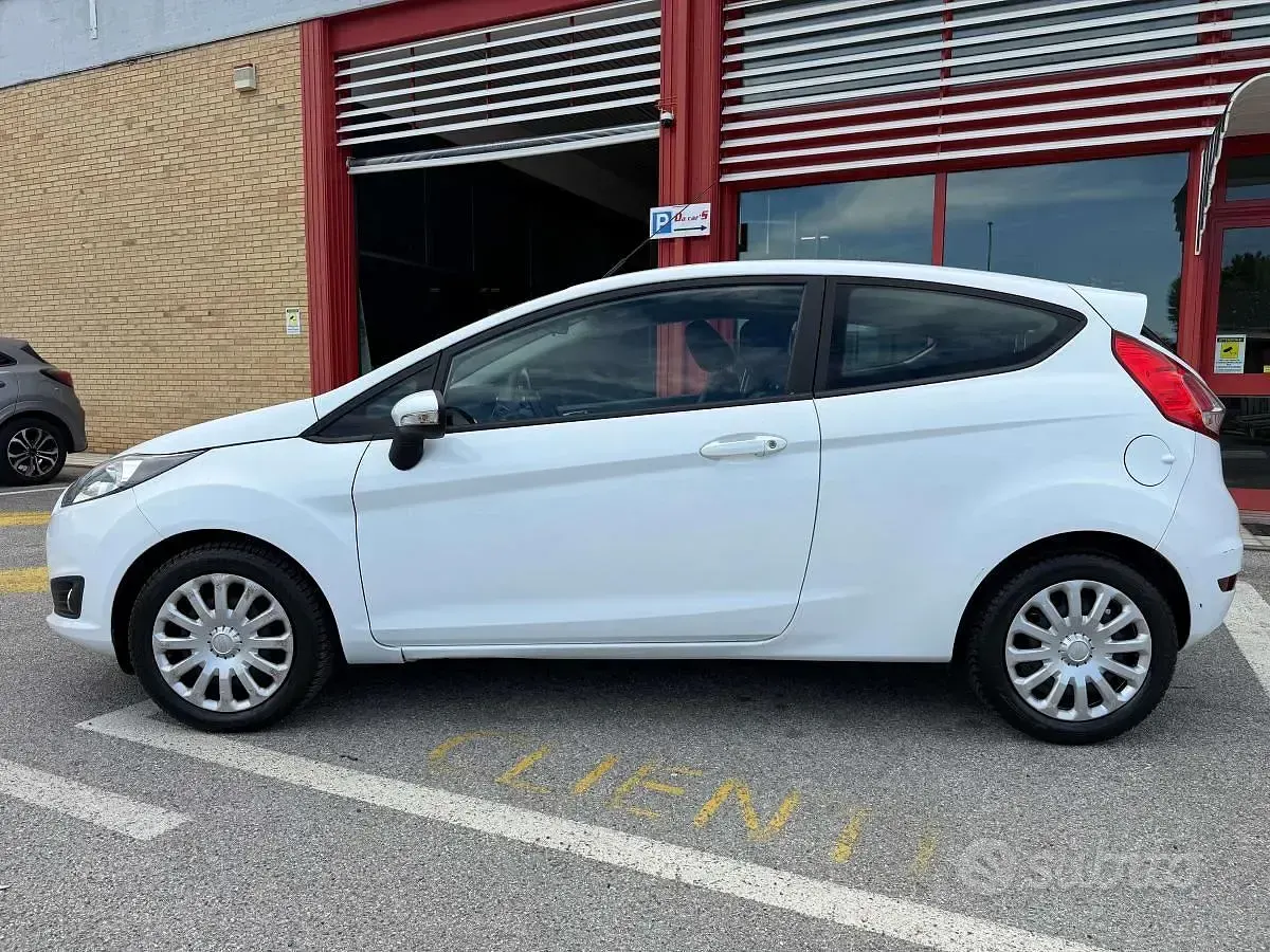 Usata Ford Fiesta 80 CV (58 kW) 2015 Bianco Utilitaria