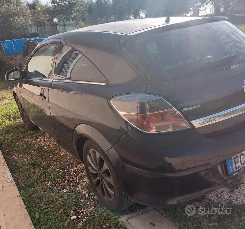 Usata Opel Astra GTC 110 CV (80 kW) 2010 Nero