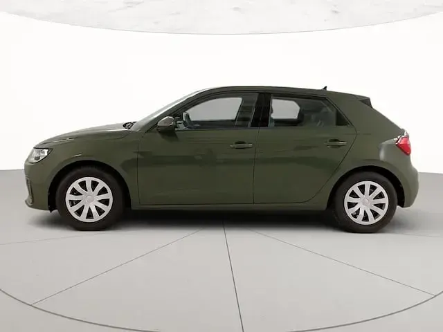 Usata Audi A1 Sportback Business 116 CV (85 kW) 2025 Verde distretto metallizzato Utilitaria