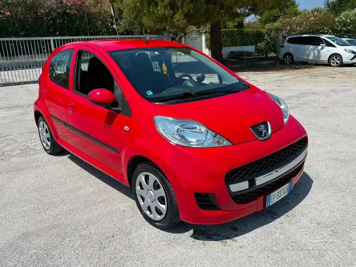 Usata Peugeot 107 68 CV (50 kW) 2011 Rosso Utilitaria