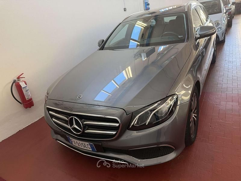 Usata Mercedes E200 Premium Plus 160 CV (117 kW) 2019 Grigio Station wagon
