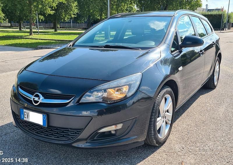 Usata Opel Astra 110 CV (80 kW) 2014 Nero Station wagon