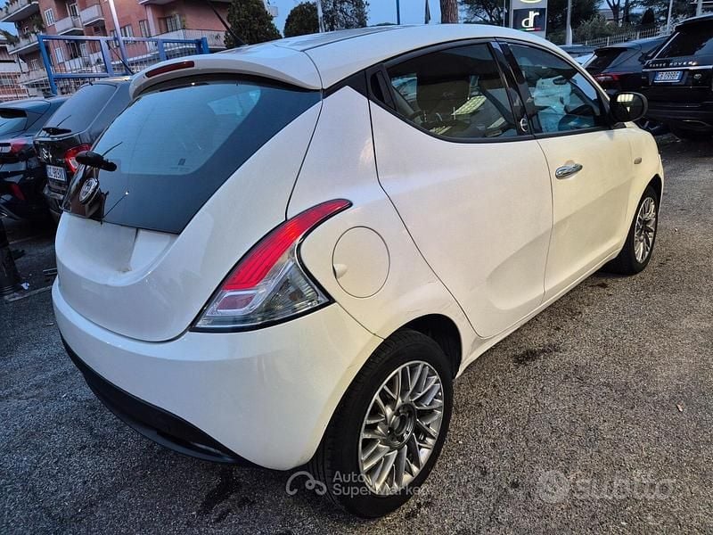 Usata Lancia Ypsilon Silver 69 CV (50 kW) 2012 Bianco Utilitaria