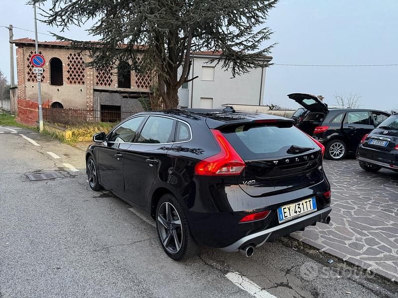 Usata Volvo V40 R-Design Kinetic 114 CV (83 kW) 2015 Nero Berlina