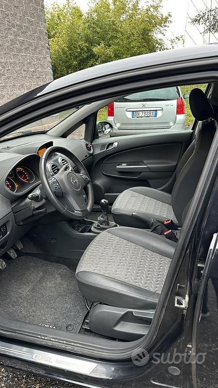 Usata Opel Corsa Cosmo 95 CV (69 kW) 2011 Nero Utilitaria