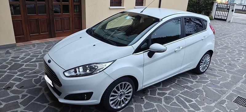 Usata Ford Fiesta Titanium 75 CV (55 kW) 2015 Bianco Berlina