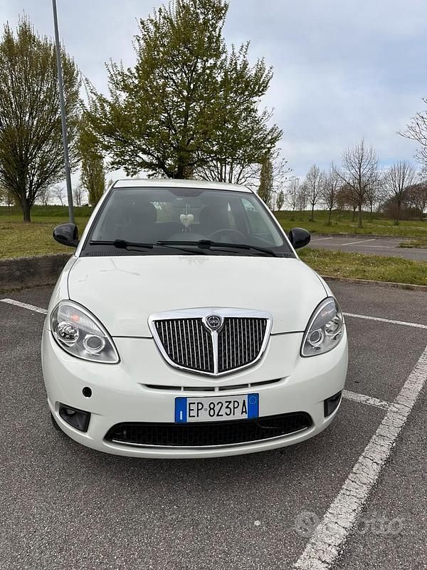 Usata Lancia Ypsilon 67 CV (49 kW) 2013 Bianco Utilitaria