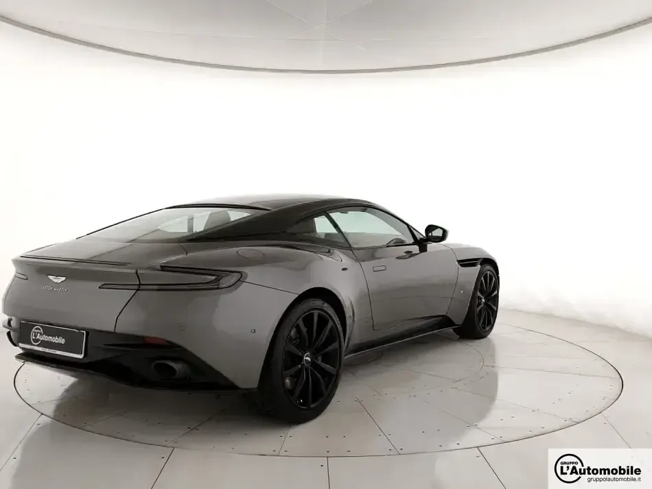 Usata Aston Martin DB11 608 CV (447 kW) 2017 Grigio Coupé