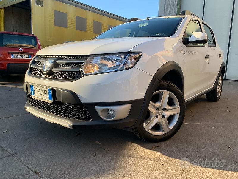 Bianco Usata 2016 Dacia Sandero Stepway Tre volumi | 7500 € (Buon prezzo) - Immagine 1/4