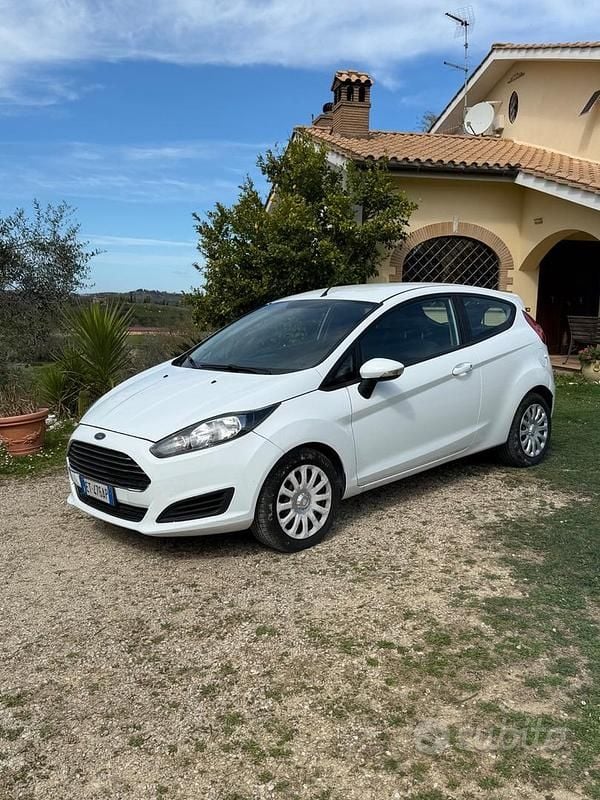 Usata Ford Fiesta Titanium 96 CV (70 kW) 2014 Bianco Utilitaria