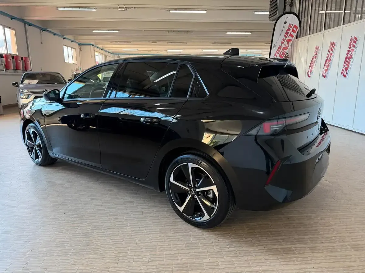 Usata Opel Astra Elegance 131 CV (96 kW) 2024 Nero Utilitaria