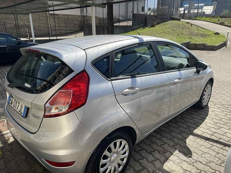 Usata Ford Fiesta 92 CV (67 kW) 2015 Grigio Utilitaria