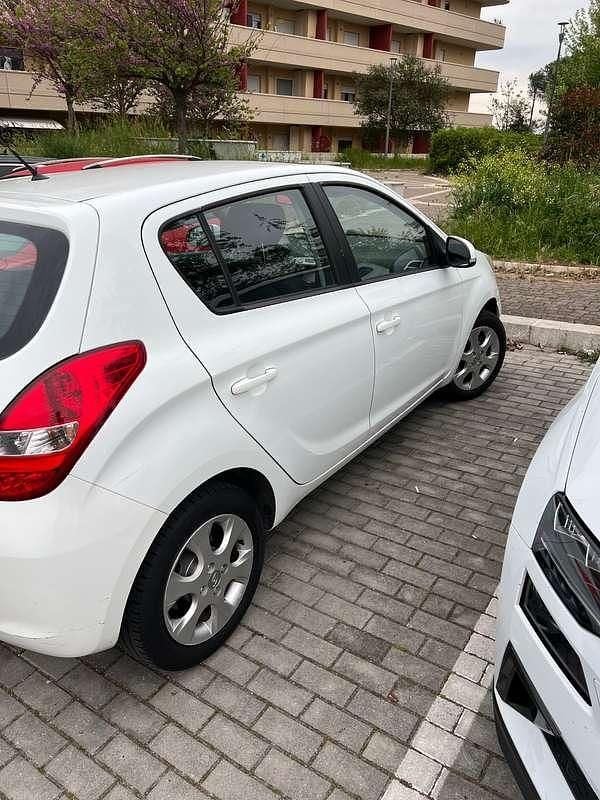 Usata Hyundai i20 Edition 77 CV (56 kW) 2011 Bianco Utilitaria