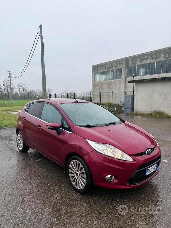 Usata Ford Fiesta Titanium 82 CV (60 kW) 2009 Rosso Utilitaria