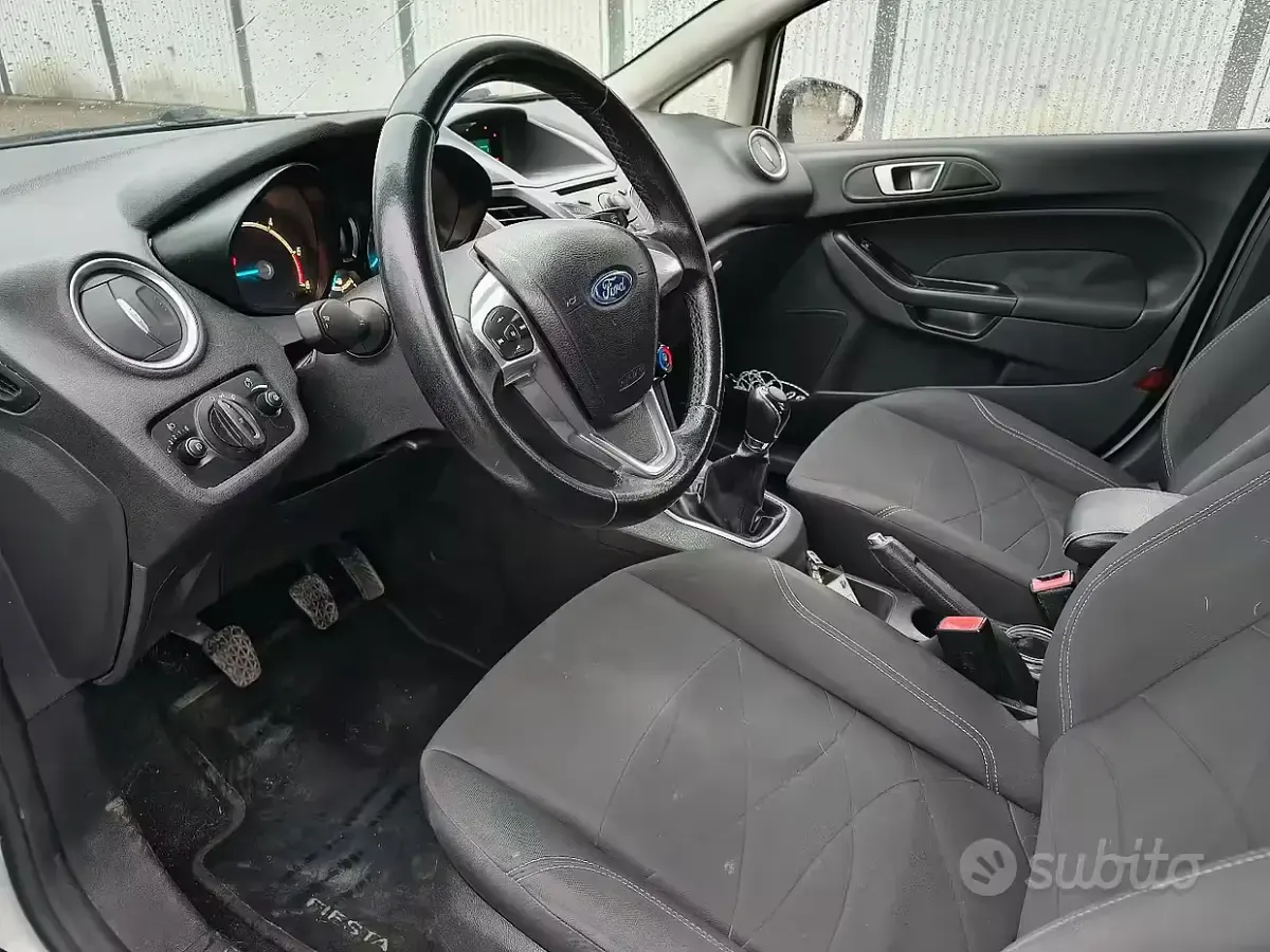 Usata Ford Fiesta 75 CV (55 kW) 2013 Bianco Utilitaria