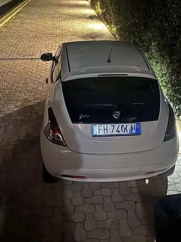 Usata Lancia Ypsilon Silver 95 CV (69 kW) 2017 Bianco Utilitaria