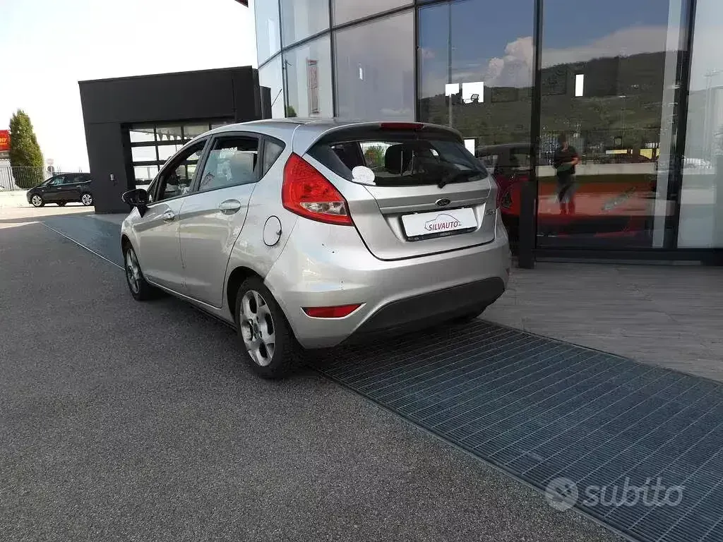 Usata Ford Fiesta Business Edition 71 CV (52 kW) 2012 Argento Berlina