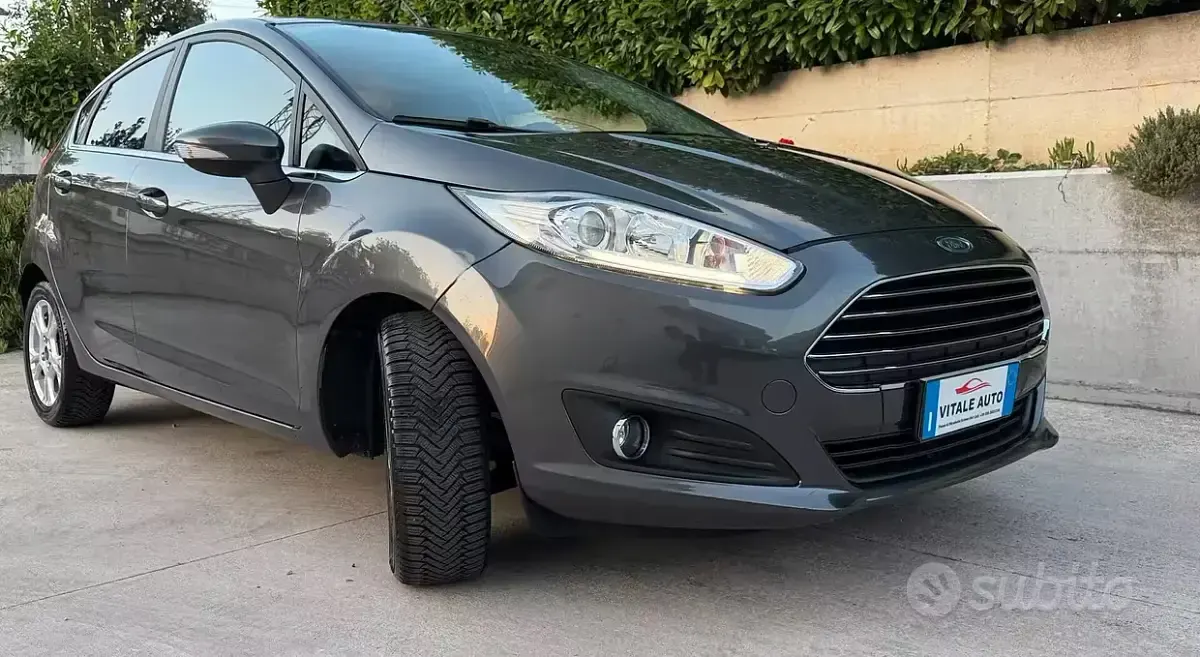 Usata Ford Fiesta 100 CV (73 kW) 2016 Grigio Utilitaria