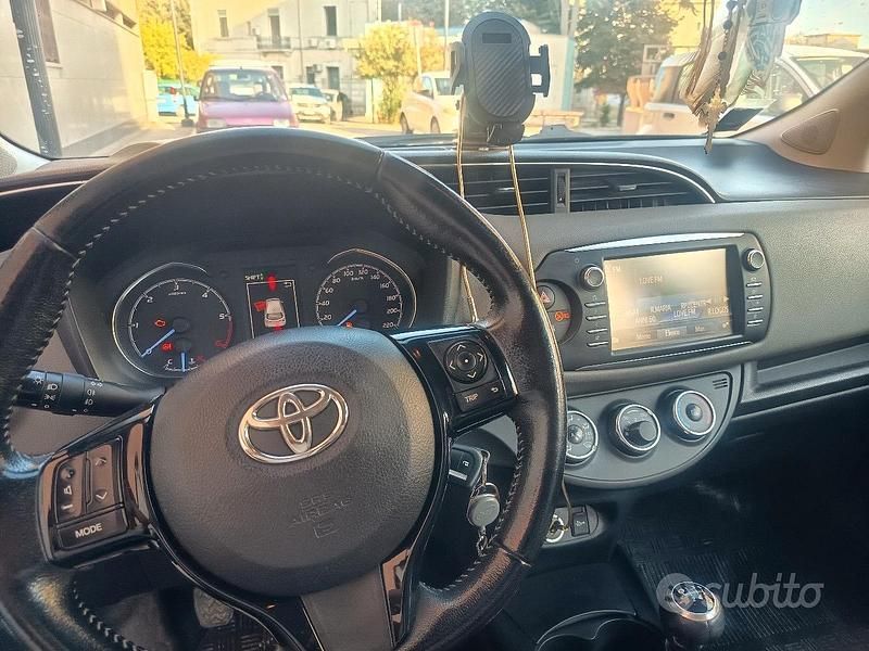 Usata Toyota Yaris 90 CV (66 kW) 2018 Grigio Utilitaria