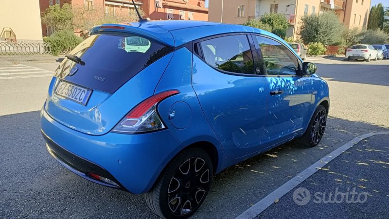 Usata Lancia Ypsilon 69 CV (50 kW) 2020 Blu Utilitaria