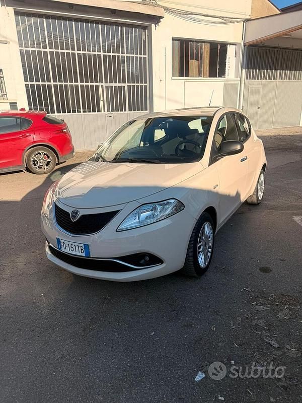 Usata Lancia Ypsilon Silver 69 CV (50 kW) 2016 Beige Utilitaria