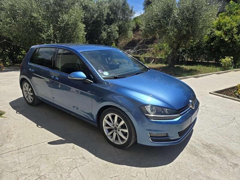 Blu/azzurro Usata 2015 VW Golf VII Highline Tre volumi | 11.500 € (Buon prezzo) - Immagine 1/4