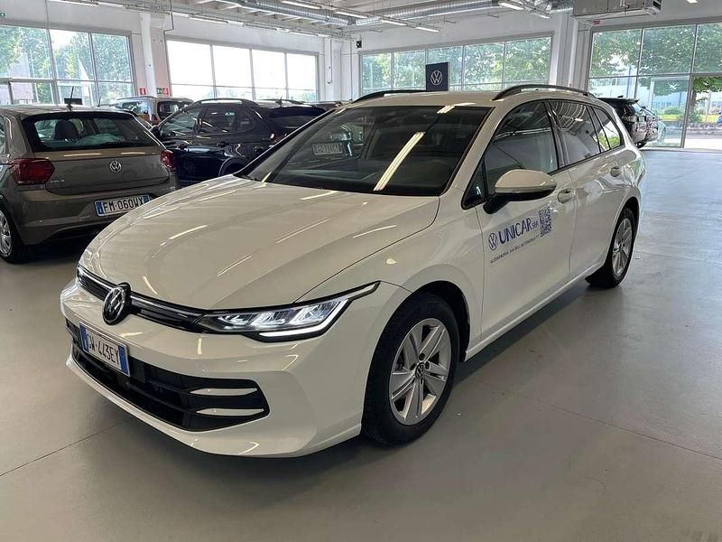Usata VW Golf VIII Life 116 CV (85 kW) 2024 Bianco pastello Station wagon