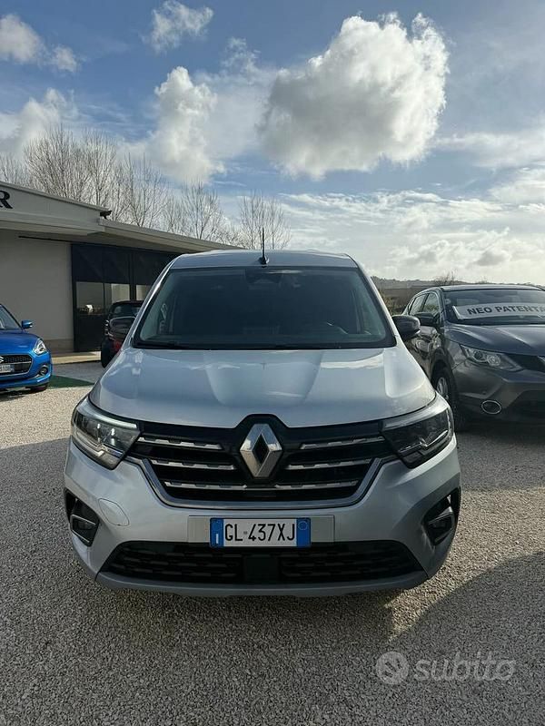 Usata Renault Kangoo Equilibre 95 CV (69 kW) 2022 Grigio Monovolume